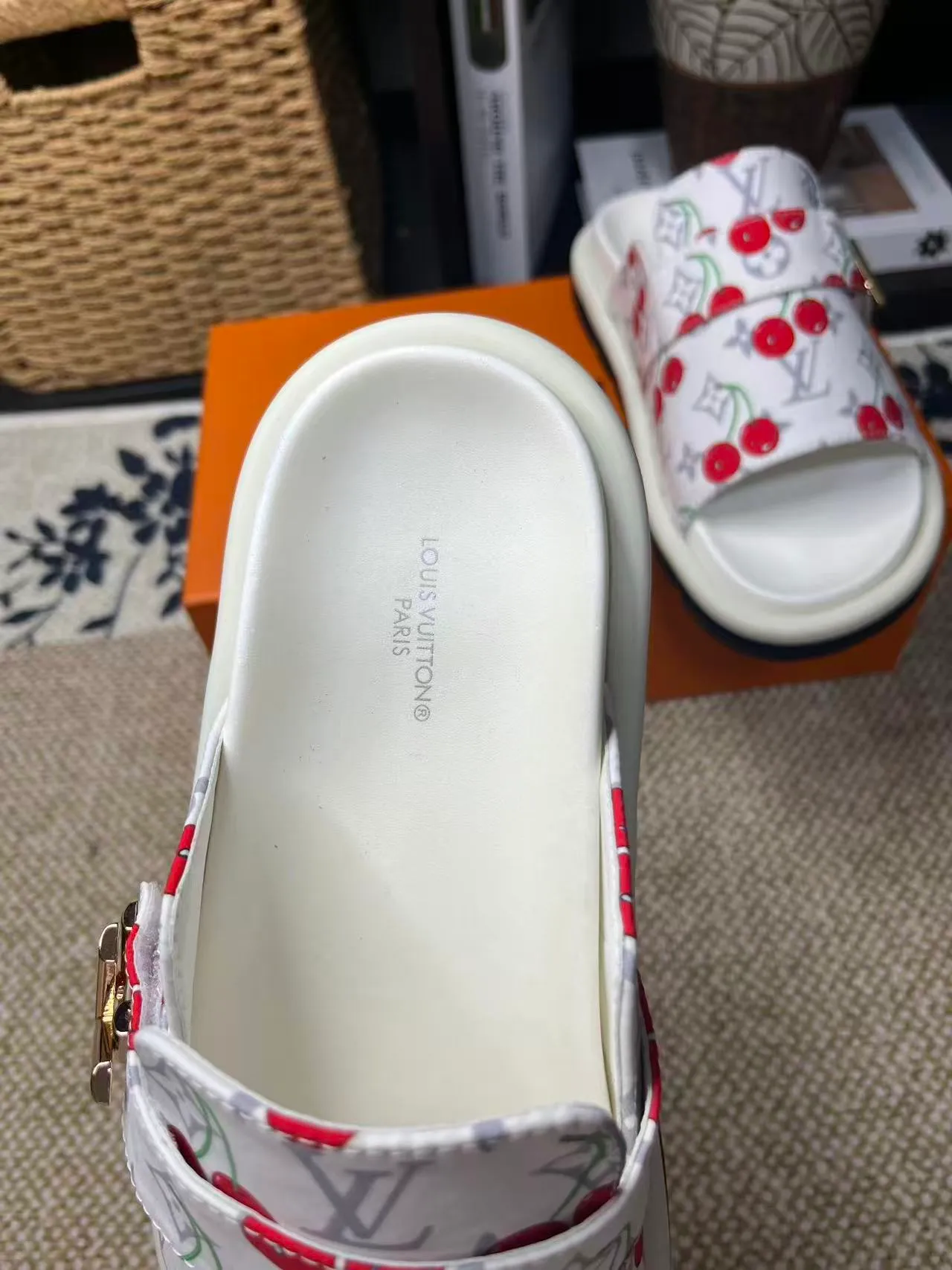 P340 [New Style] [LOUIS VUITTON] Louis Vuitton, LV printing, men's and women's slippers are now on the market, packed in drawer boxes with cloth bags and cards, the upper pattern looks very soft and waxy, and is a super versatile leg slimming tool. Fabric: imported denim/canvas/old fabric, LV hardware LOGO, official website pattern printing, comfortable to wear, feet: high-elastic PU water table. Sole: foam sole, heel height: about 5cm. Code number: 35-46, 35, 45, 46 are custom-made and non-returnable. Color: multiple colors and styles available.